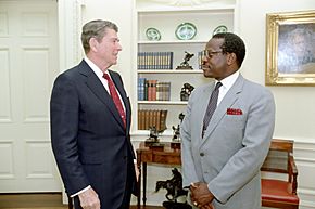 Archivo:Ronald Reagan and Clarence Thomas in 1986
