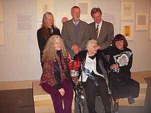 Archivo:Sonia Sheridan with her students from the Generative Systems in the 70¨s, Cindy,-Brian,-Greg,-Martha,-Sonia Sheridan ,-Marisa González