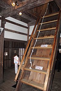 Archivo:Steep stairs of Maruoka Castle