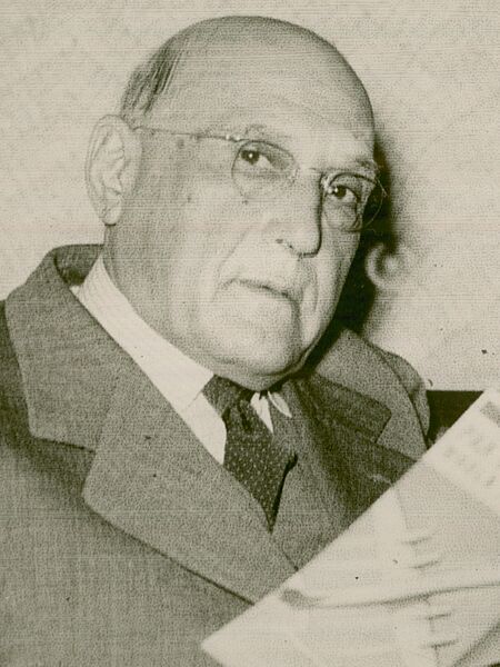 Tomás Berreta leyendo (cropped)