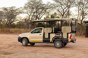 Archivo:Toyota Hilux D4-D, parque nacional Kruger, Sudáfrica, 2018-07-24, DD 09