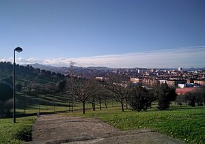 Archivo:Vista en el parque de los Pericones (Gijón, Asturias)