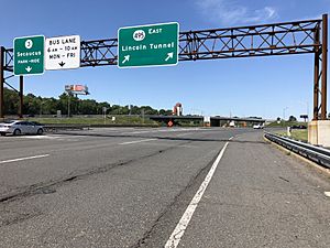Archivo:2018-07-08 14 42 02 View east along New Jersey State Route 495 (Lincoln Tunnel Approach) at the exit for New Jersey State Route 3 (Secaucus) in Secaucus, Hudson County, New Jersey