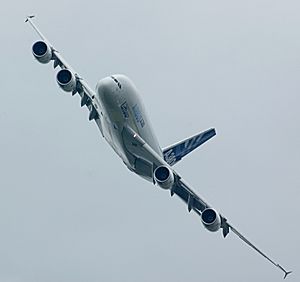 Archivo:A380 im schnellen Vorbeiflug