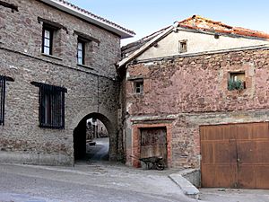 Archivo:ALMARZA-PLAZA DEL PUEBLO