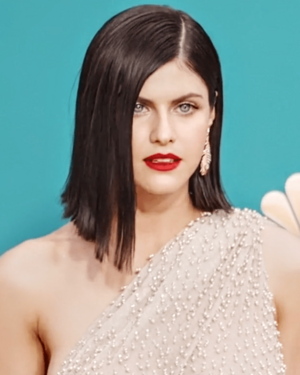 Alexandra Daddario Dior 2022 03~3 (cropped).png