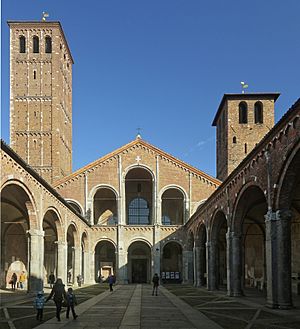 Archivo:Atrium of the Basilica of Sant'Ambrogio
