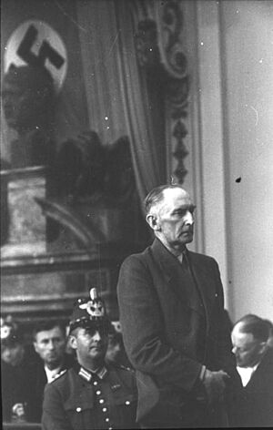 Archivo:Bundesarchiv Bild 151-12-16, Volksgerichtshof, Erwin v. Witzleben