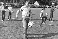 Archivo:Bundesarchiv Bild 183-1986-1007-029, Bez. Leipzig, "Alle reden vom Fußball, wir spielen"