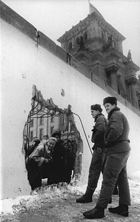 Bundesarchiv Bild 183-1990-0105-029, Berlin, Loch in Mauer am Reichstag
