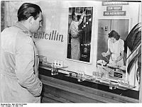 Archivo:Bundesarchiv Bild 183-23912-0002, Königs Wusterhausen, "Märkische Apotheke", Schaufenster