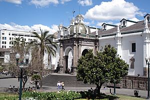 Archivo:Catedral metropolitana de Quito - panoramio - Quito magnífico (2)