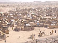 Archivo:Darfur refugee camp in Chad