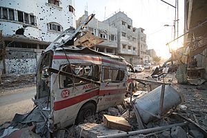 Archivo:Destroyed ambulance in the CIty of Shijaiyah in the Gaza Strip
