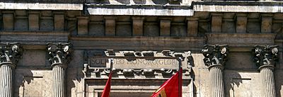 Archivo:Detalle del lema de la fachada del Palacio de Fabio Nelli