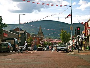 Archivo:Divis Mountain from Shankill Road, Belfast. - panoramio