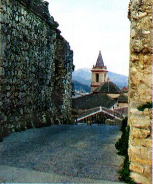 Archivo:El Arco y la Iglesia