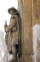 Archivo:El soldado que mira al Gurugú, del escultor Juan López López