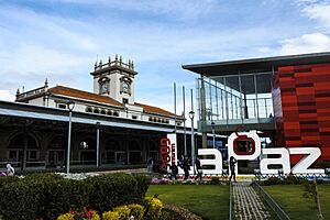 Archivo:Estación de Mi Teleferico y Antigua Estación ENFE, La Paz