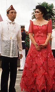 Archivo:Ferdinand & Imelda Marcos in Leyte 1984-10-20