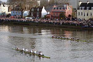 Archivo:Finish of 2007 Oxford-Cambridge boat race