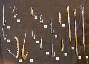 Archivo:Fishing tools stone age SPMZ