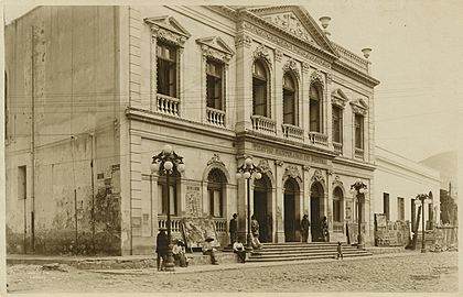 Archivo:Hombres al exterior del Teatro Bartolomé de Medina