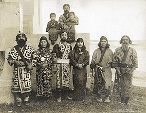 Archivo:Japanese Ainu group of four men and two women (standing) with seated young boy and man holding a baby in the Department of Anthropology exhibit at the 1904 World's Fair