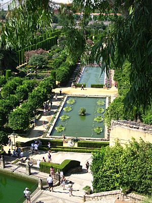 Archivo:Jardins et bassins de l'Alcazar mudejar de Cordoue