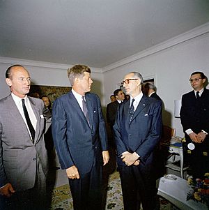 Archivo:John F. Kennedy con Arturo Frondizi - Argentina, 1961
