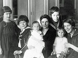 Archivo:Katja Mann mit ihren sechs Kindern um 1919