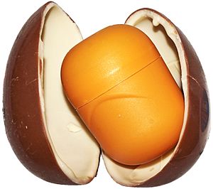 Archivo:Kinder egg open
