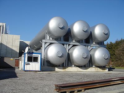Archivo:LHC helium tanks