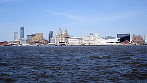 Archivo:Liverpool skyline from the Mersey Ferry - 2012-05-27