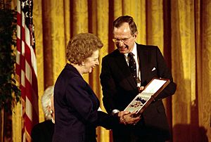 Archivo:Margaret Thatcher awarded Presidential Medal of Freedom