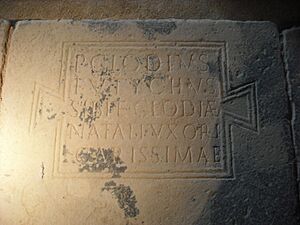 Archivo:Mausoleus romans. Edifici I. Inscripció