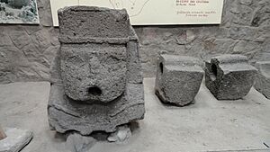 Archivo:Monolito Wari - Ayacucho, Peru
