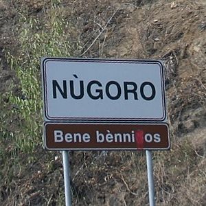 Archivo:Nugoro strassenschild sardisch