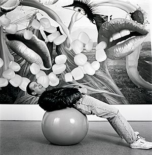 Archivo:Oliver Mark - Jeff Koons, Berlin 2000