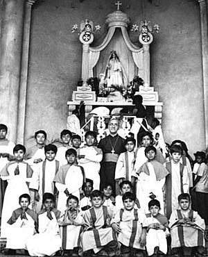 Archivo:Oscar Romero con sus monaguillos se destaca un joven Tony saca