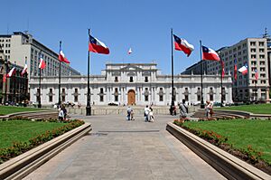 Archivo:Palacio de la Moneda desde Plaza de la Constitución