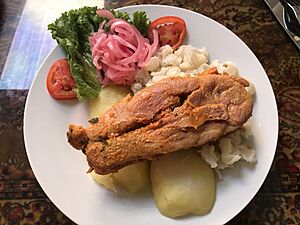 Archivo:Plato de jamón huaracino con papa, mote y ensalada 02
