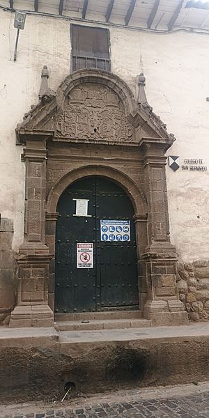 Archivo:Puerta principal del Colegio San Bernardo
