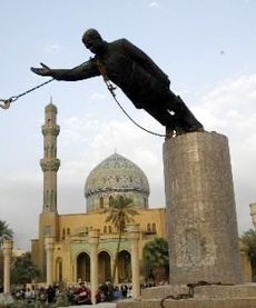 Archivo:SaddamStatue