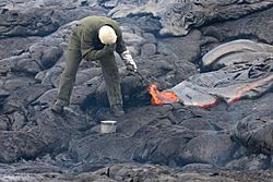 Archivo:Sampling lava with hammer and bucket
