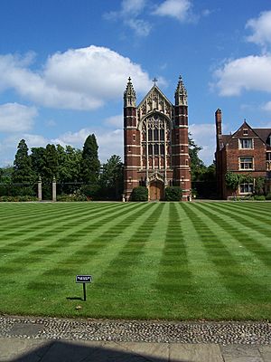Archivo:Selwyn College Cambridge - green and chapel