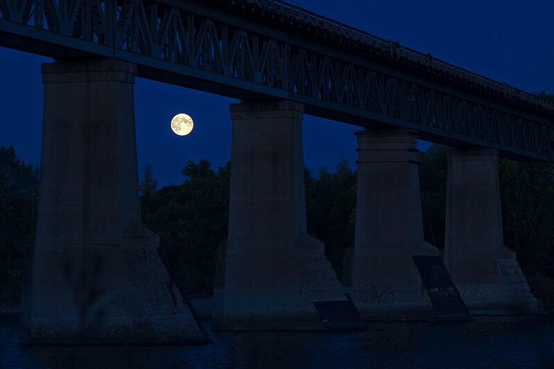 Shoot the Moon (15377691997)