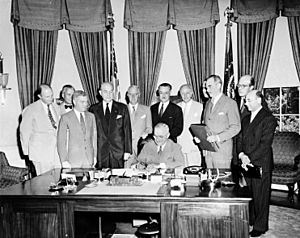 Archivo:Truman signing North Atlantic Treaty