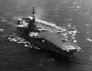 Archivo:USS Franklin D. Roosevelt (CVA-42) underway in the Mediterranean Sea in 1971