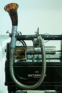 Archivo:Vienna - Dictaphone, vintage recorder - 0174